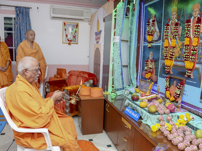 Pujya Doctor Swami performs arti at BAPS Shri Swaminarayan Mandir, Gala