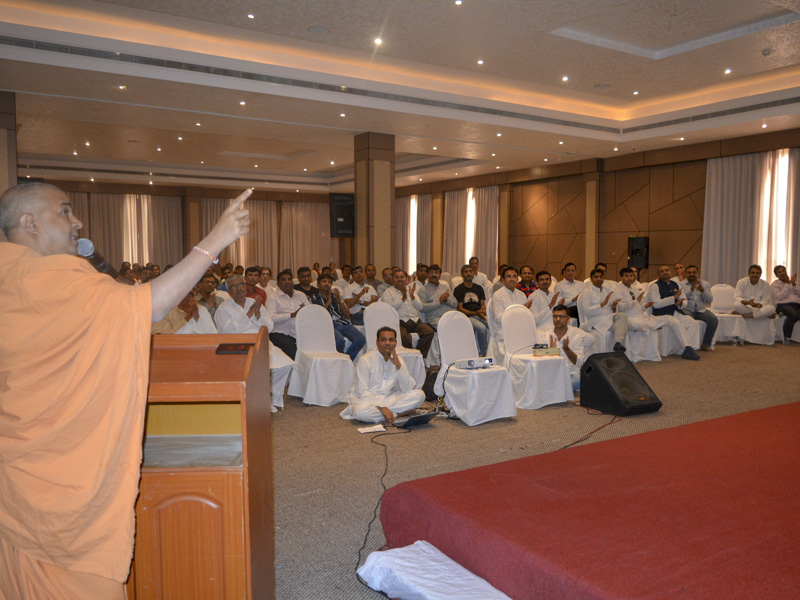 Brahmavihari Swami addresses the shibir session