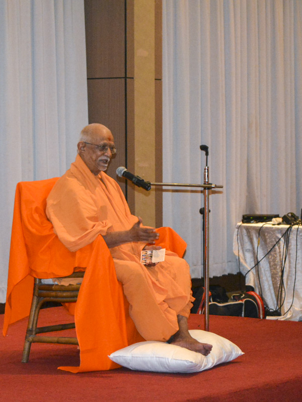 Pujya Doctor Swami blesses the shibir session