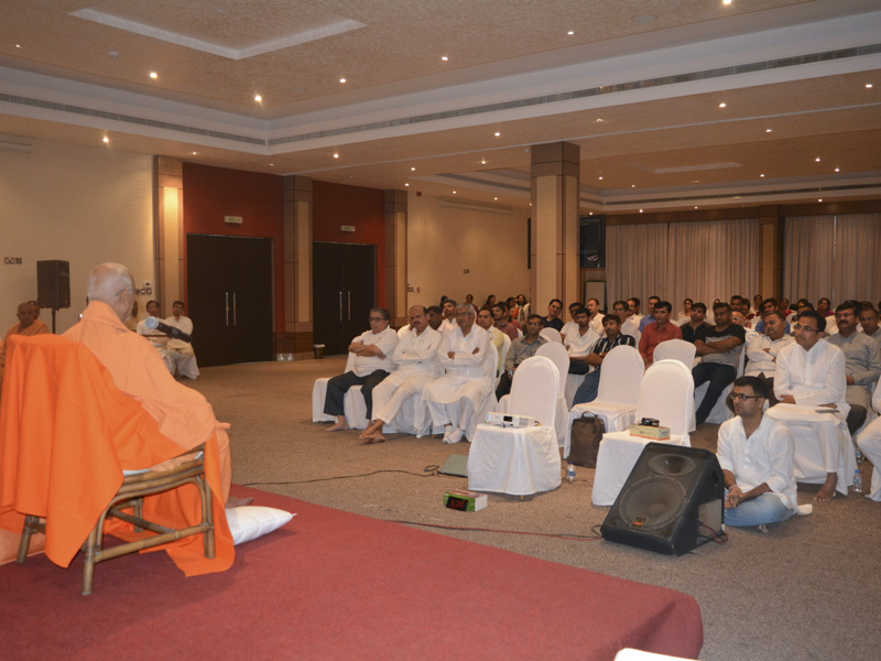 Pujya Doctor Swami blesses the shibir session