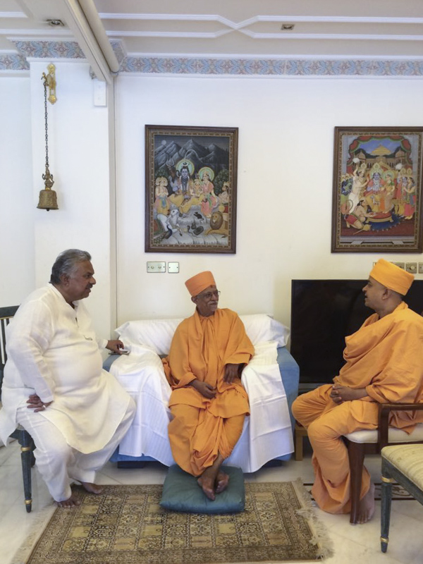 Pujya Doctor Swami and sadhus meet community leaders