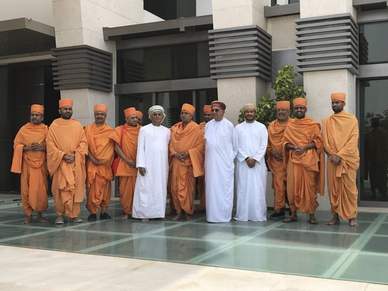 Pujya Doctor Swami and sadhus meet community leaders