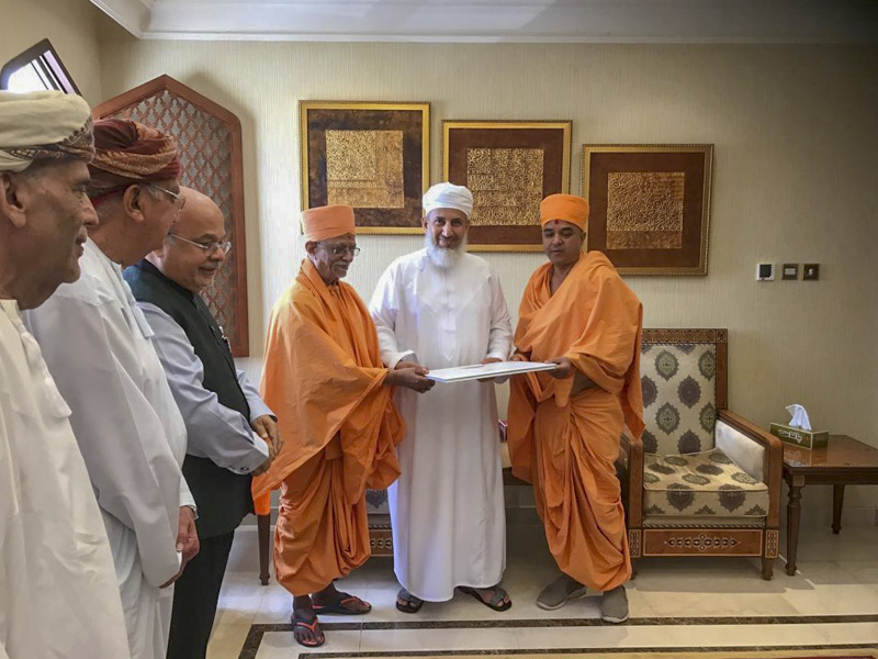 Pujya Doctor Swami and sadhus meet community leaders
