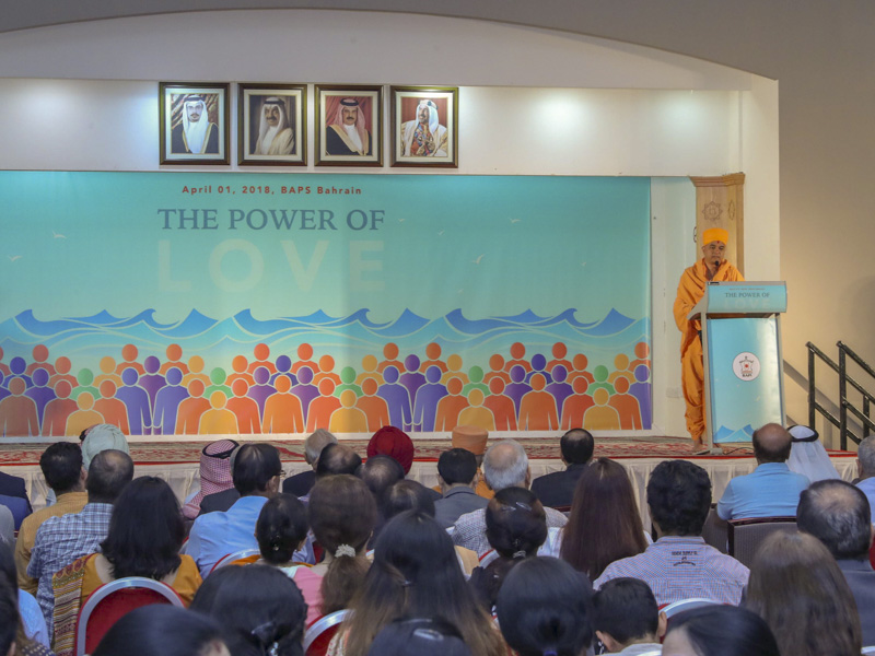 Brahmavihari Swami addresses the assembly