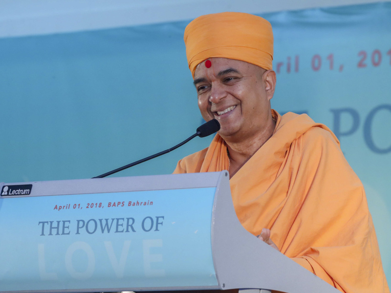 Brahmavihari Swami addresses the assembly