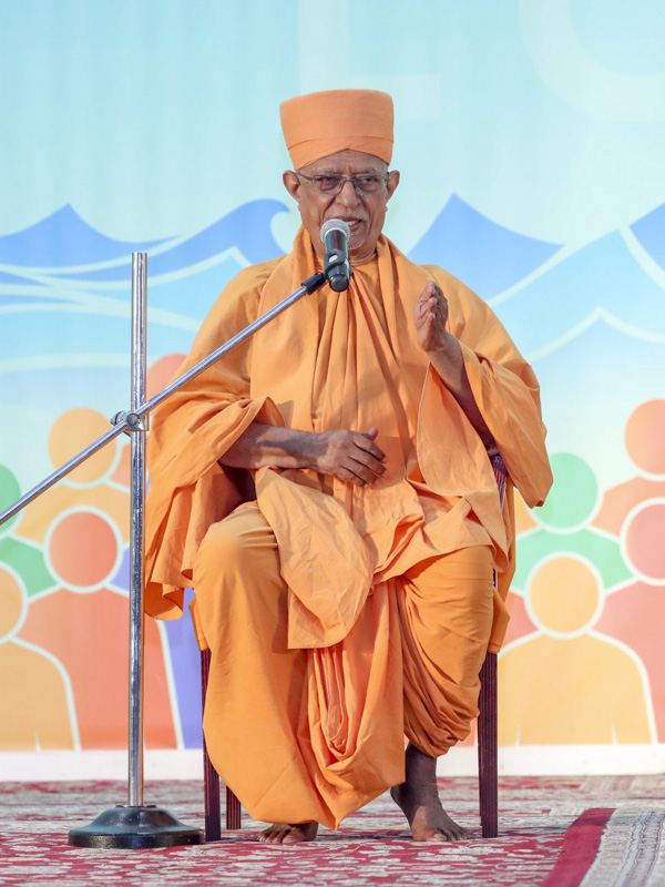 Pujya Doctor Swami blesses the assembly