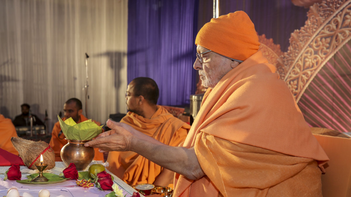 Pujya Ishwarcharan Swami performs the pratishtha mahapuja rituals