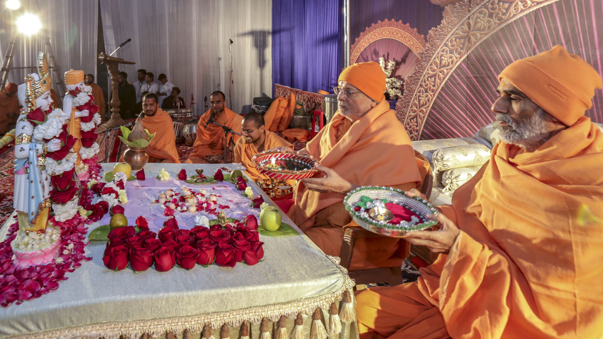 Pujya Ishwarcharan Swami and Anandswarup Swami perform the mahapuja arti