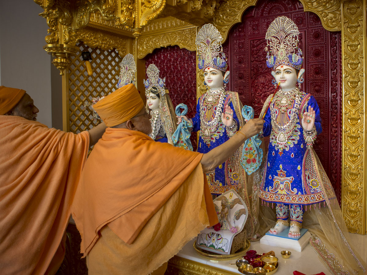 Pujya Ishwarcharan Swami performs the murti-pratishtha rituals