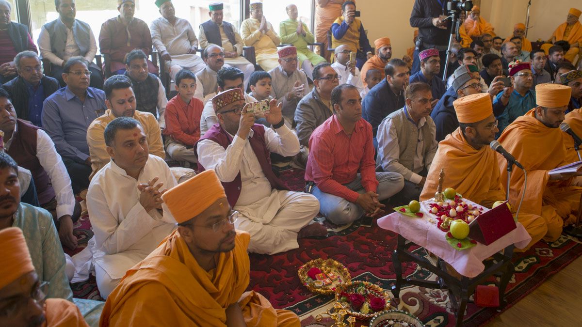 Sadhus and devotees during the murti-pratishtha rituals