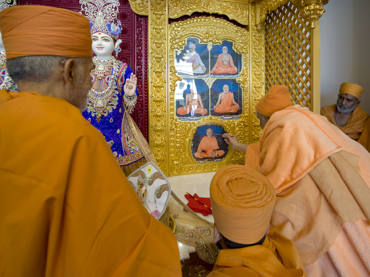 Atmaswarup swami performs the murti-pratishtha rituals