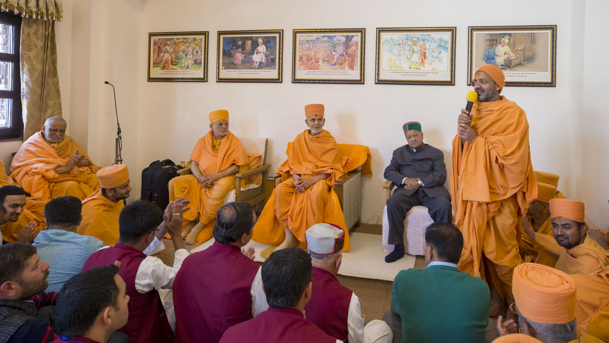 Munivatsal Swami addresses the murti-pratishtha assembly