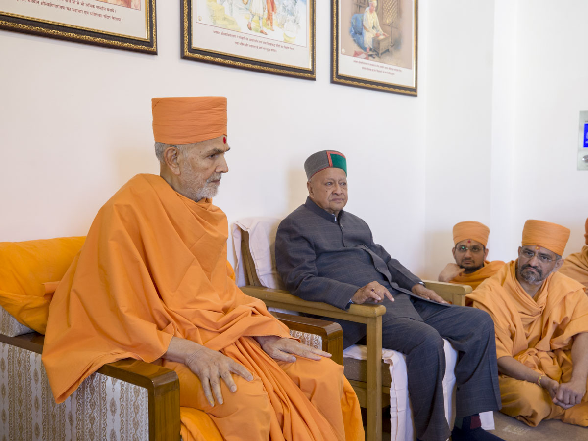 Swamishri and Shri Virbhadra Singh (Former Chief Minister of Himachal Pradesh) during the assembly