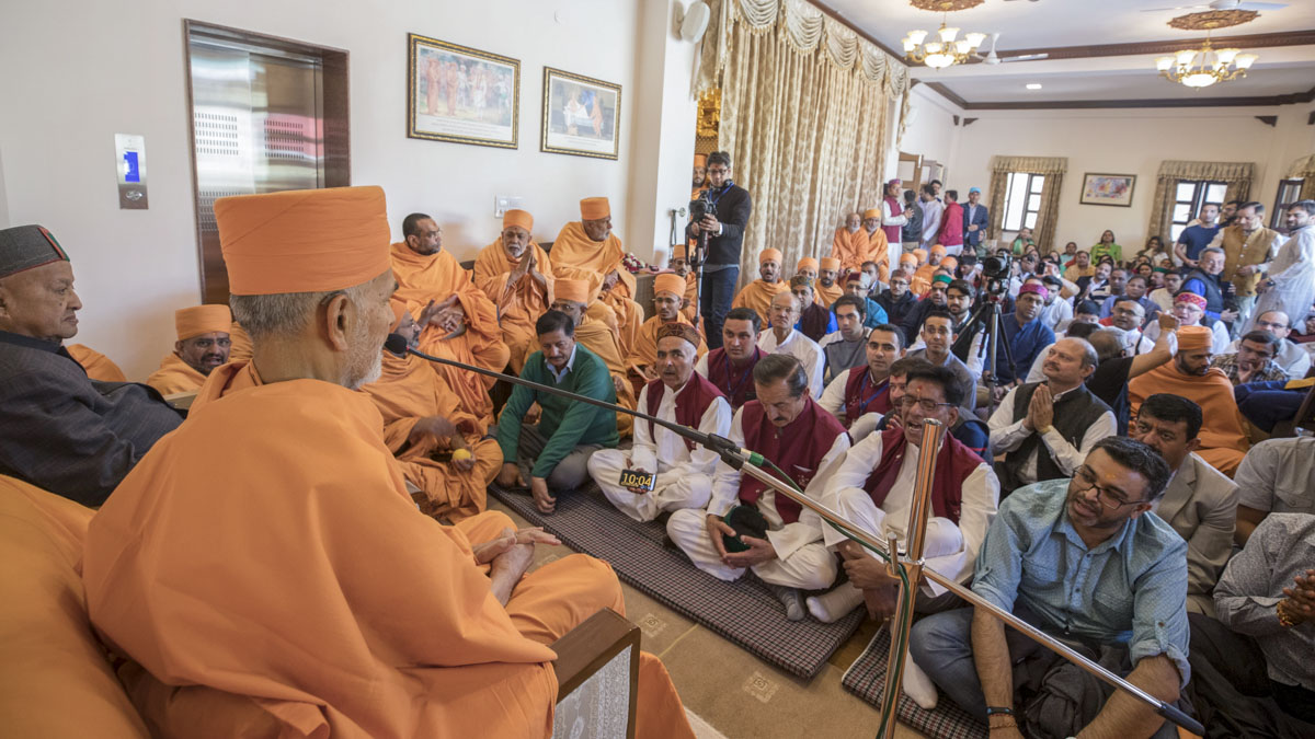 Swamishri blesses the assembly