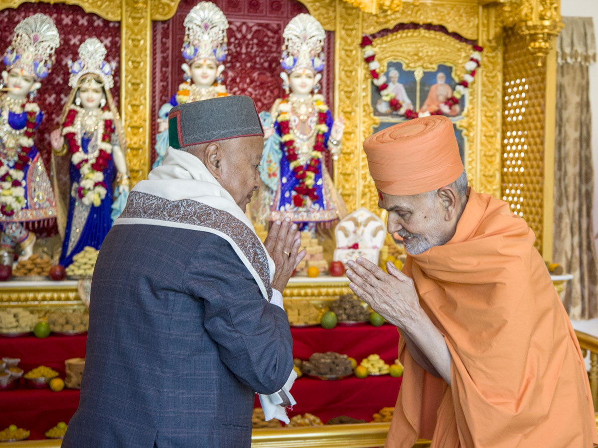 Swamishri honors Shri Virbhadra Singh