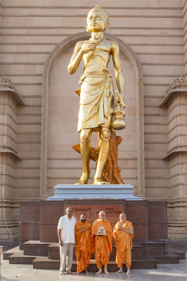 Pujya Ishwarcharan Swami, Kirtisagar Swami and Ravibhai with Swamishri