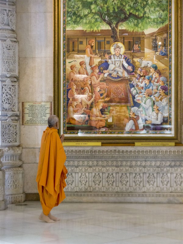 Swamishri observes a painting in the Akshardham Mandir