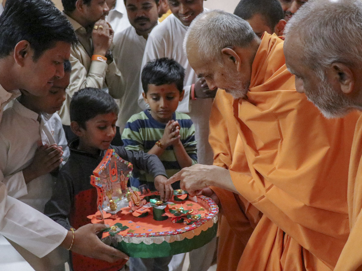 Swamishri observes a child's artistic creation