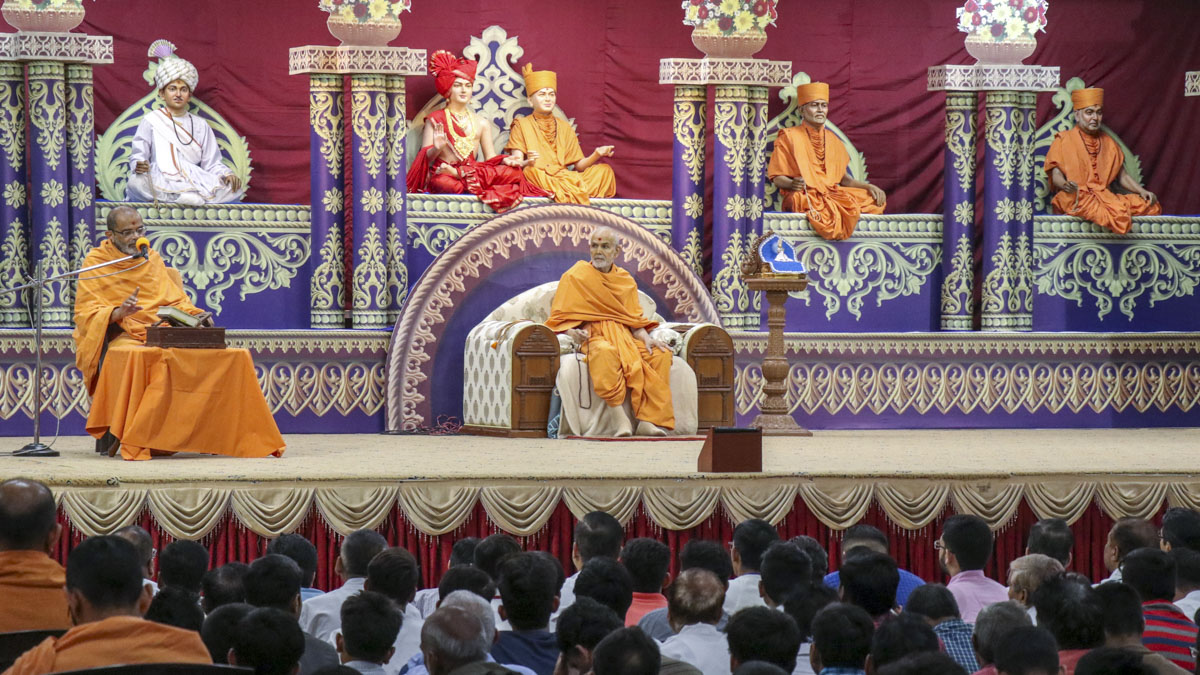 Gnaneshwar Swami addresses the evening satsang assembly