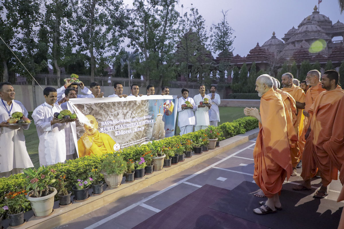 Param Pujya Mahant Swami Maharaj blesses devotees of Eldoret, Kenya