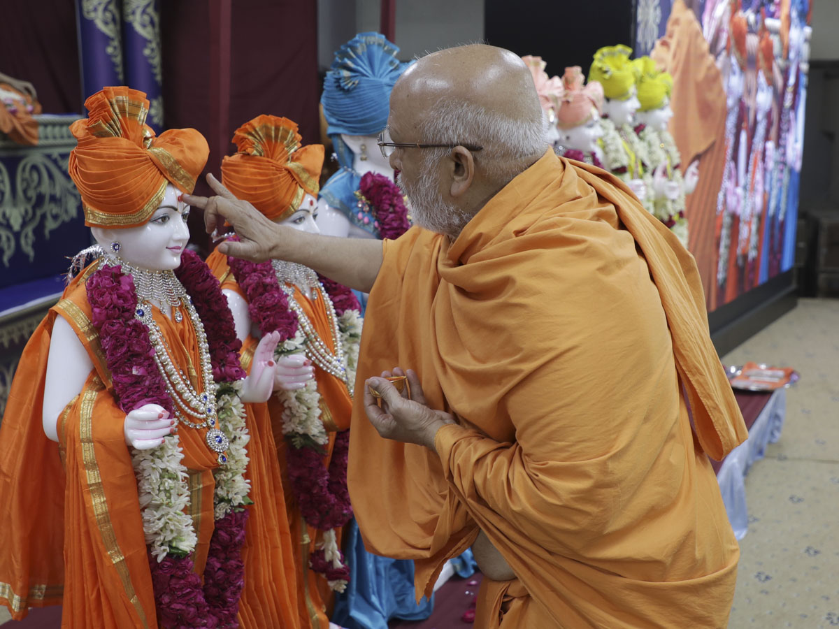 Pujya Ghanshyamcharan Swami performs pujan of murtis