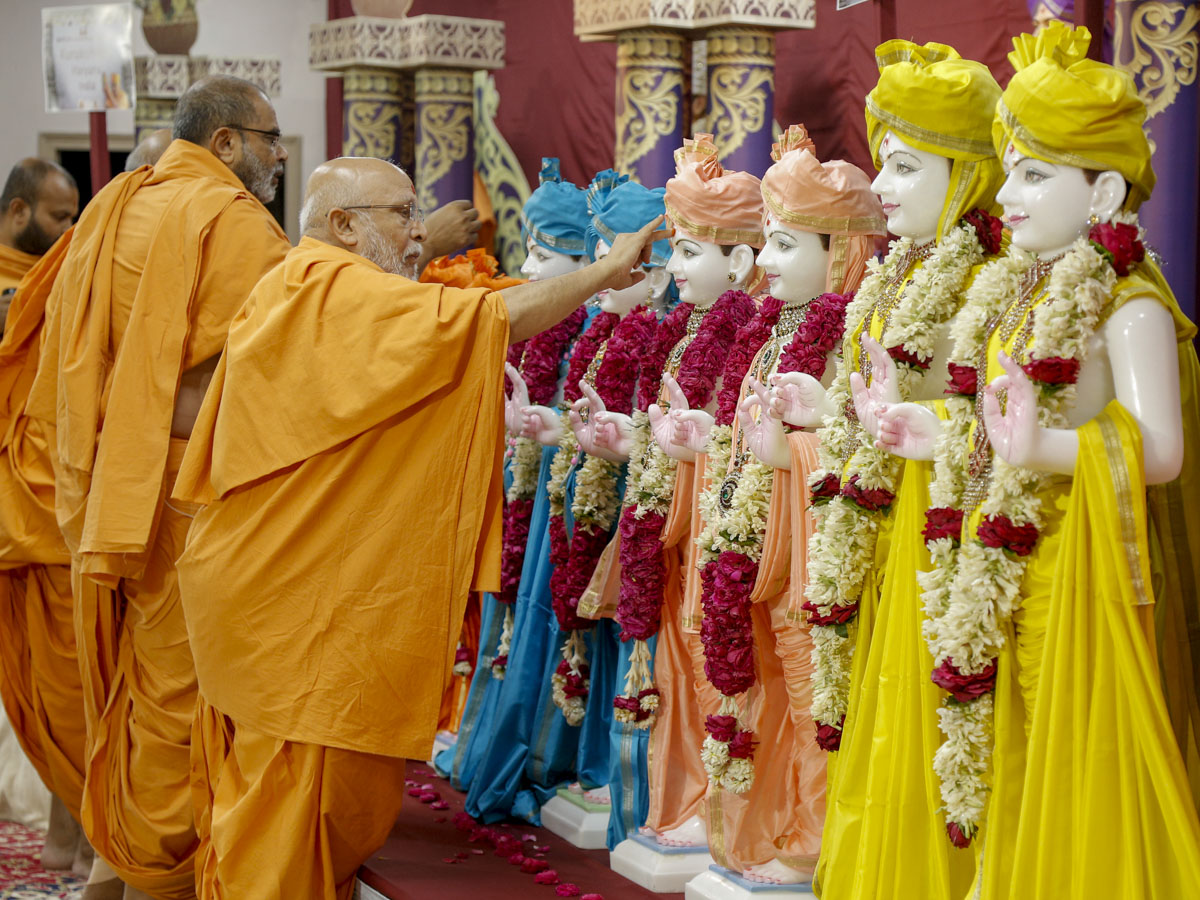 Pujya Ghanshyamcharan Swami performs pujan of murtis