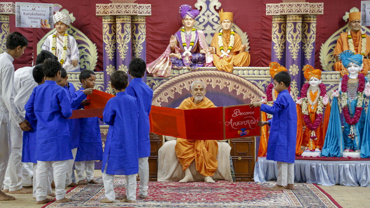 Children invite Swamishri for the evening Bal Din assembly