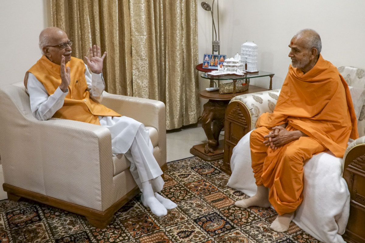 Shri L.K. Advani meets Swamishri