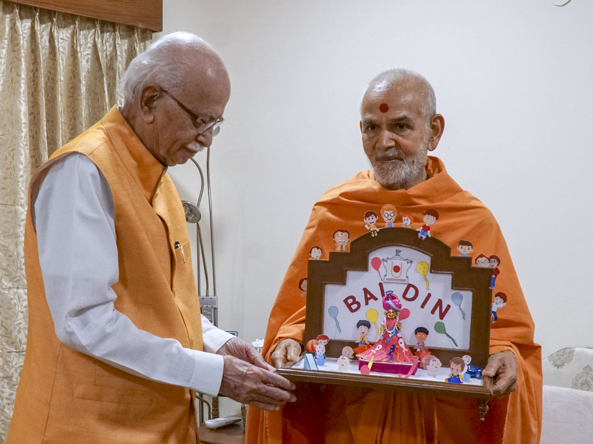 Shri L.K. Advani and Swamishri with Shri Harikrishna Maharaj