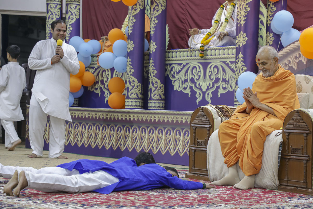 Children perform dandvats before Swamishri