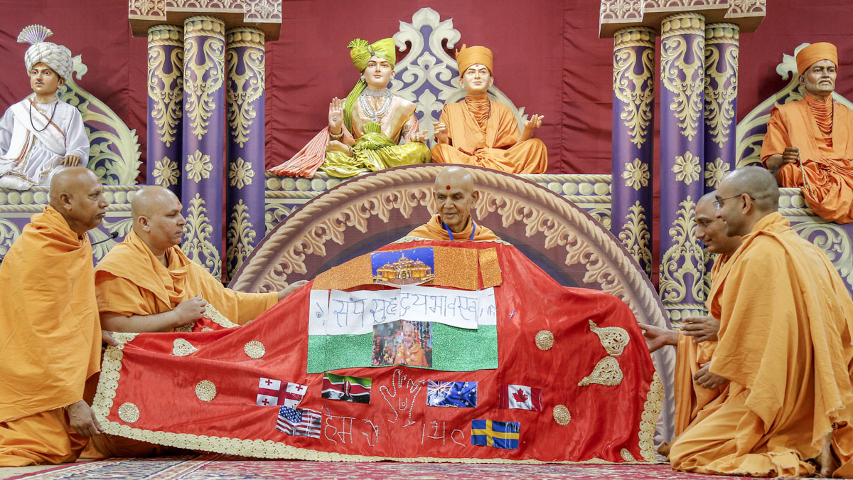 Sadhus honor Swamishri with a shawl