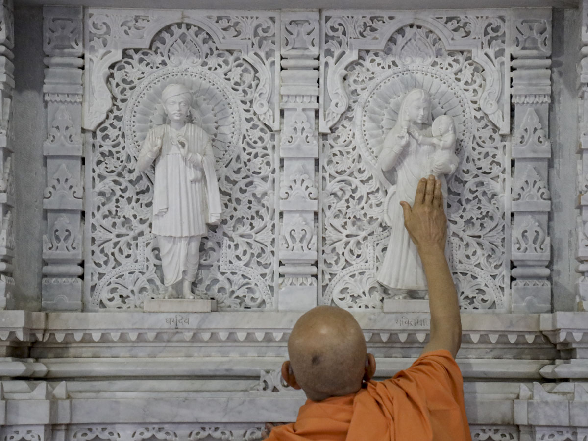 Swamishri engrossed in darshan of Shri Ghanshyam Maharaj and Bhaktimata in the mandir pradakshina