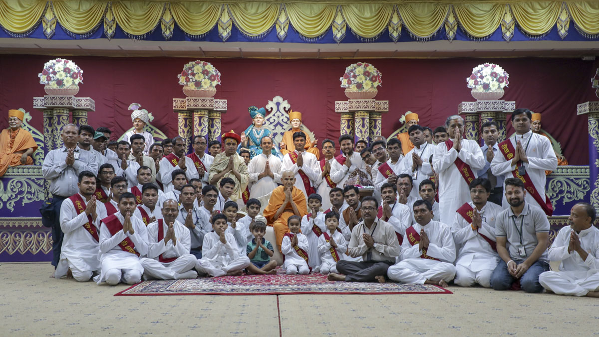 Volunteers with Swamishri