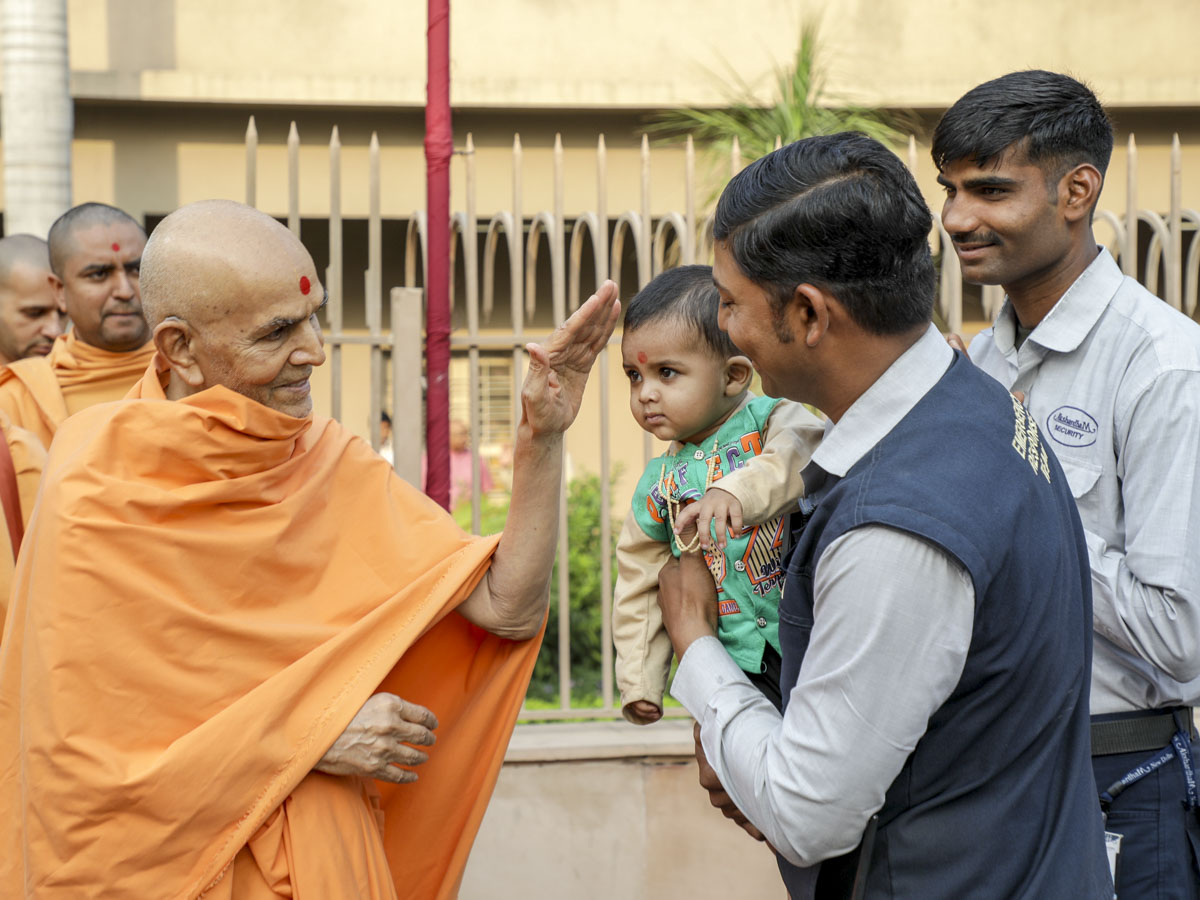 Swamishri blesses a child 