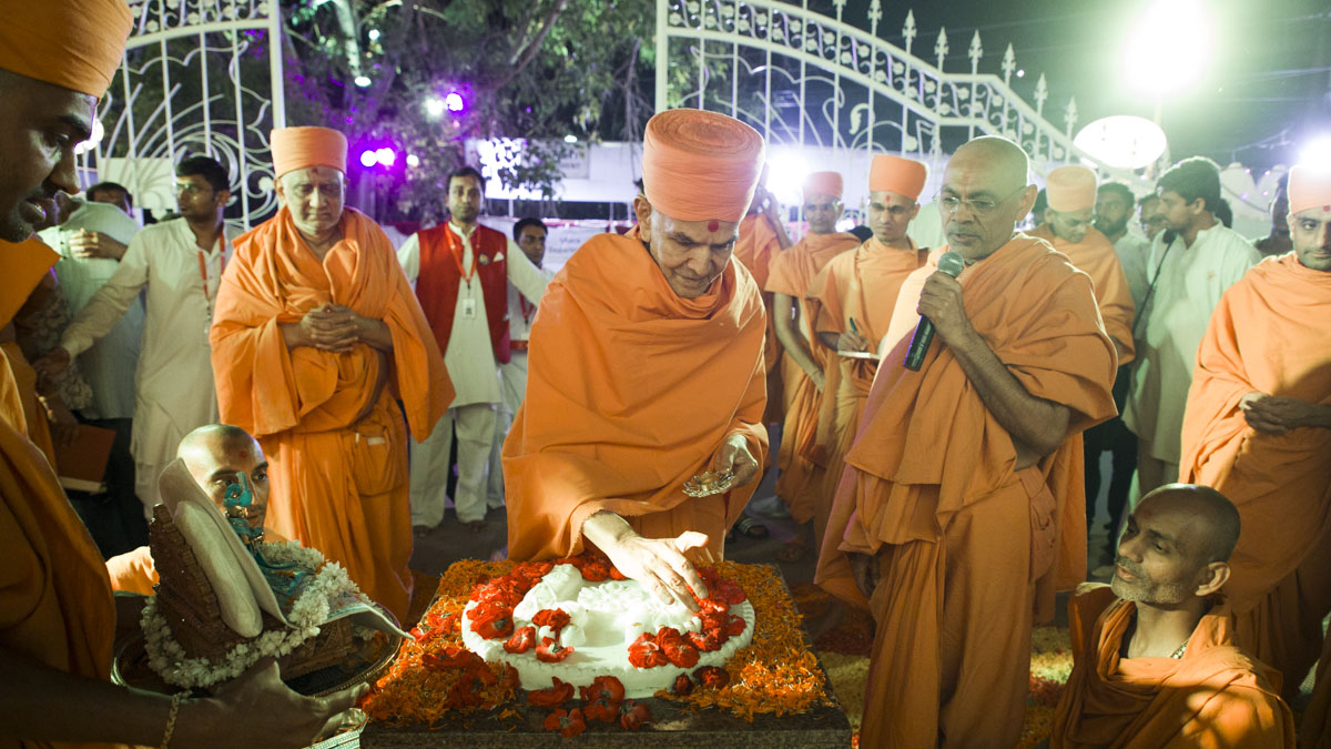 Param Pujya Mahant Swami Maharaj performs pujan of holy charanarvind of Bhagwan Swaminarayan