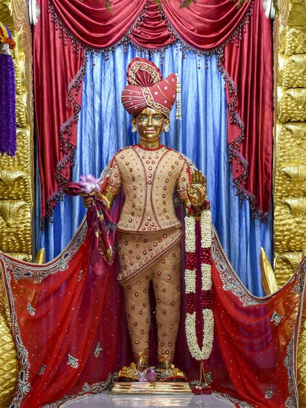 Shri Harikrishna Maharaj adorned in chandan