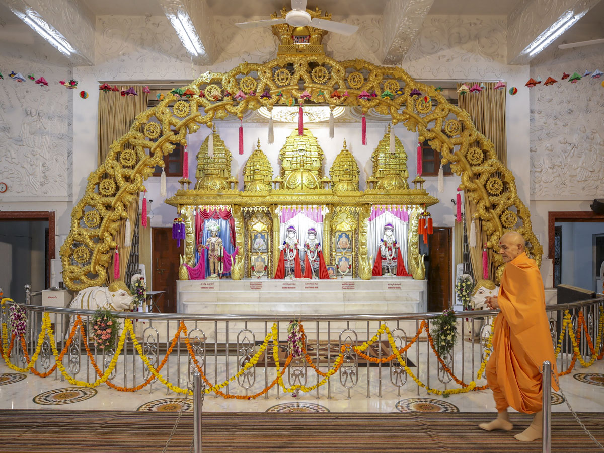 Param Pujya Mahant Swami Maharaj performs pradakshina