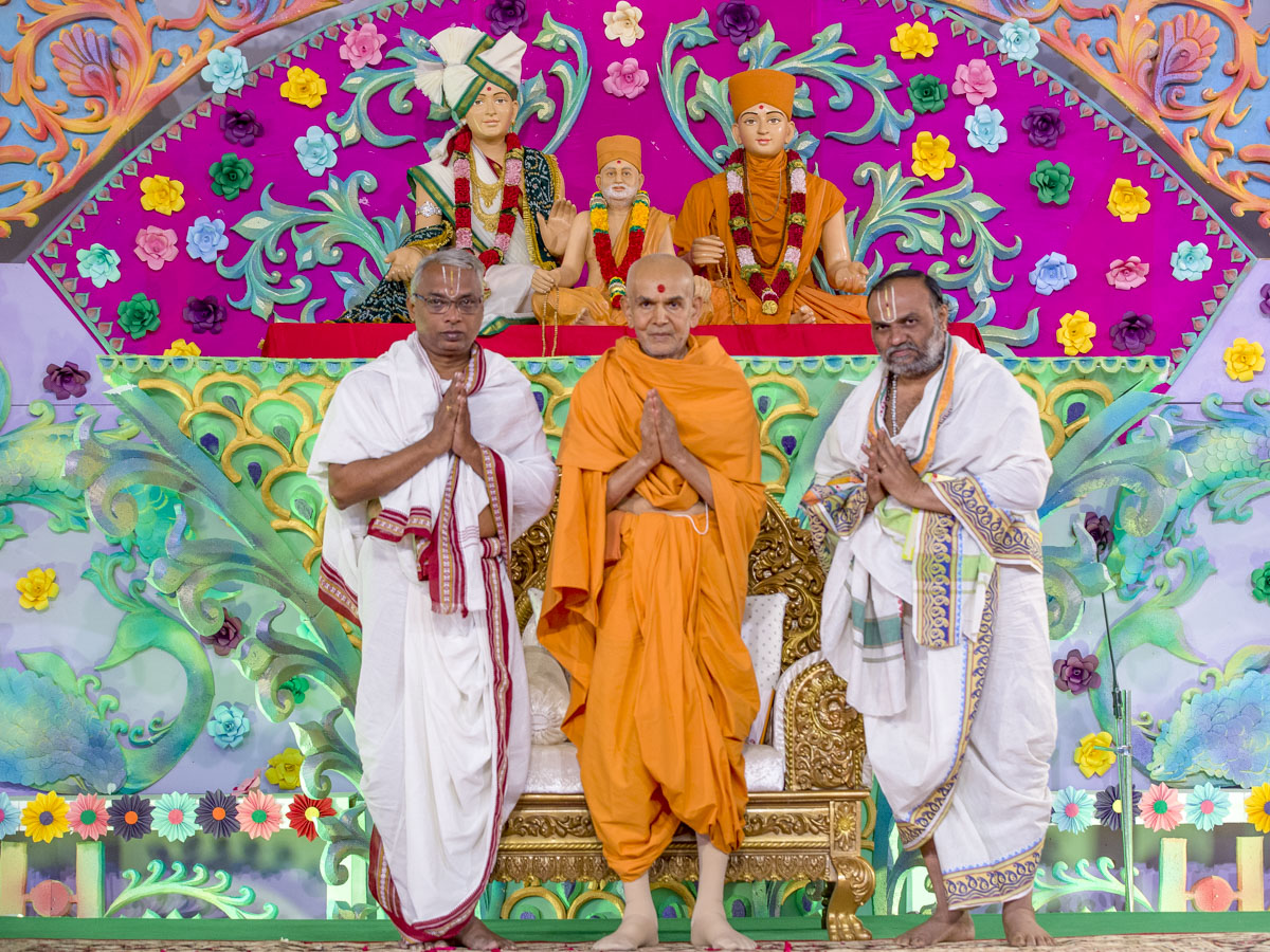 Venkatramanacharyalu and Jwala Narsinhacharyalu with Swamishri