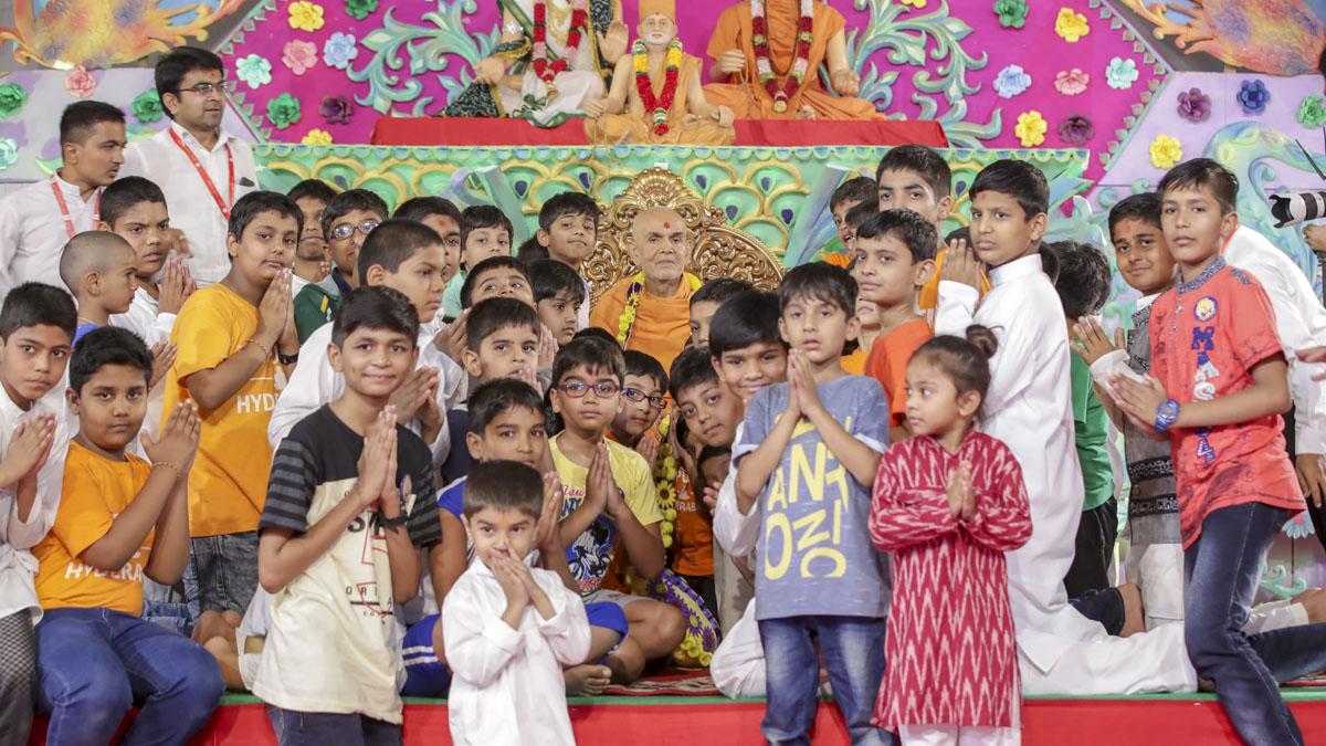 Children with Swamishri