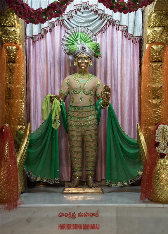 Shri Harikrishna Maharaj adored in chandan garments