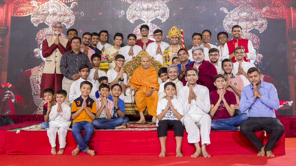 Children and youths with Swamishri