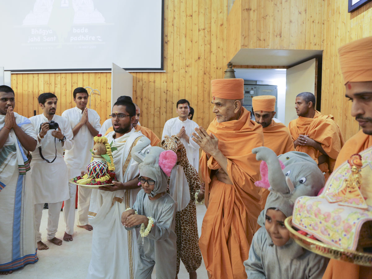 Param Pujya Mahant Swami Maharaj arrives at BAPS Shri Swaminarayan Mandir