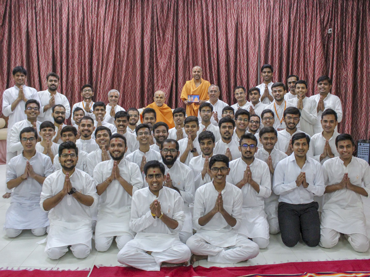Akshar Purushottam Chhatralaya, Bengaluru, students with Swamishri