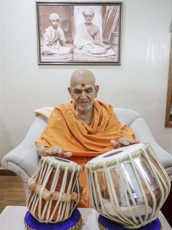 Swamishri sanctifies tabla