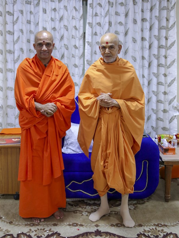 Sri Nirmalanandanath Swami meets Swamishri