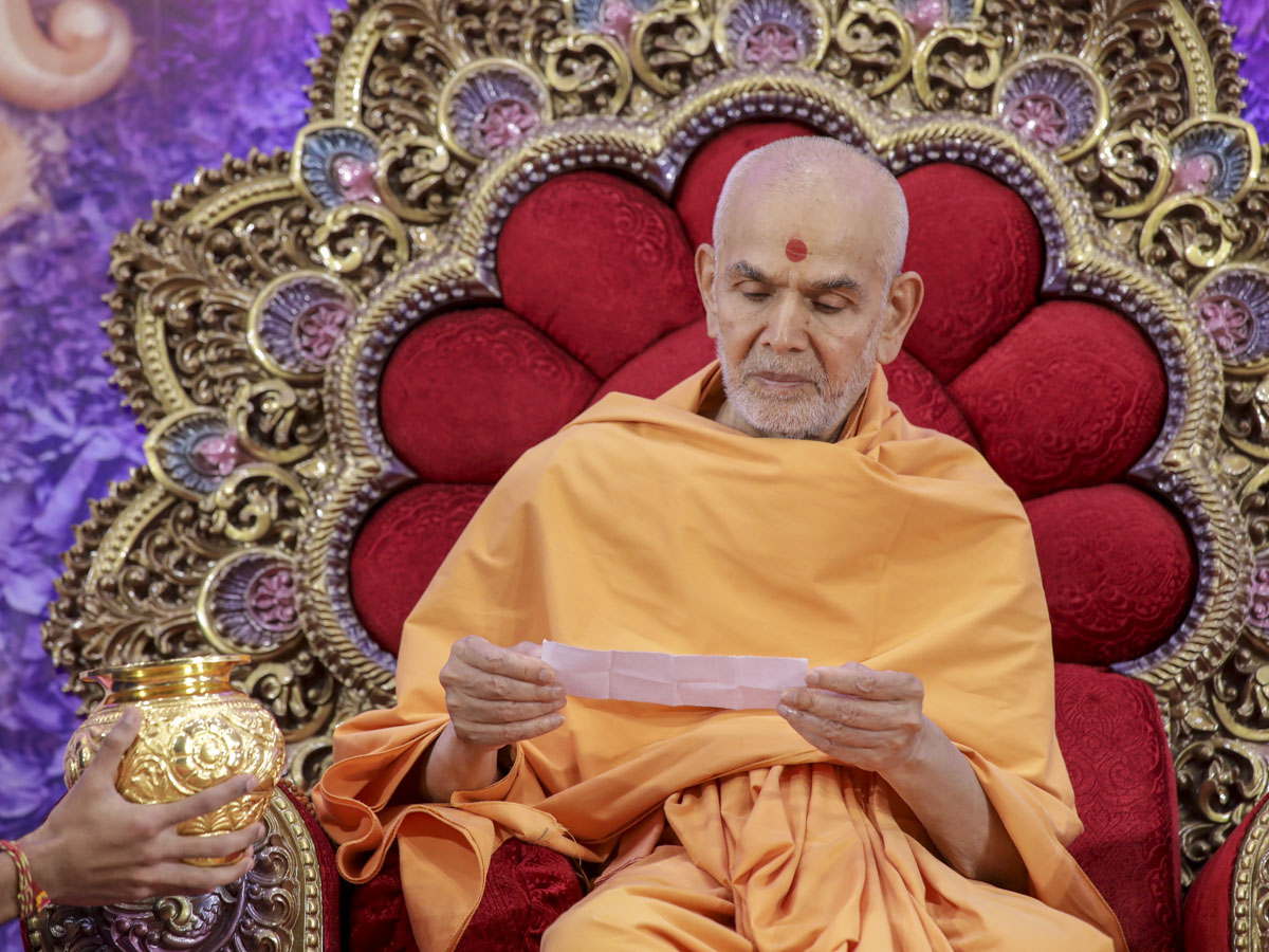 Swamishri participates in the Yuva Din program