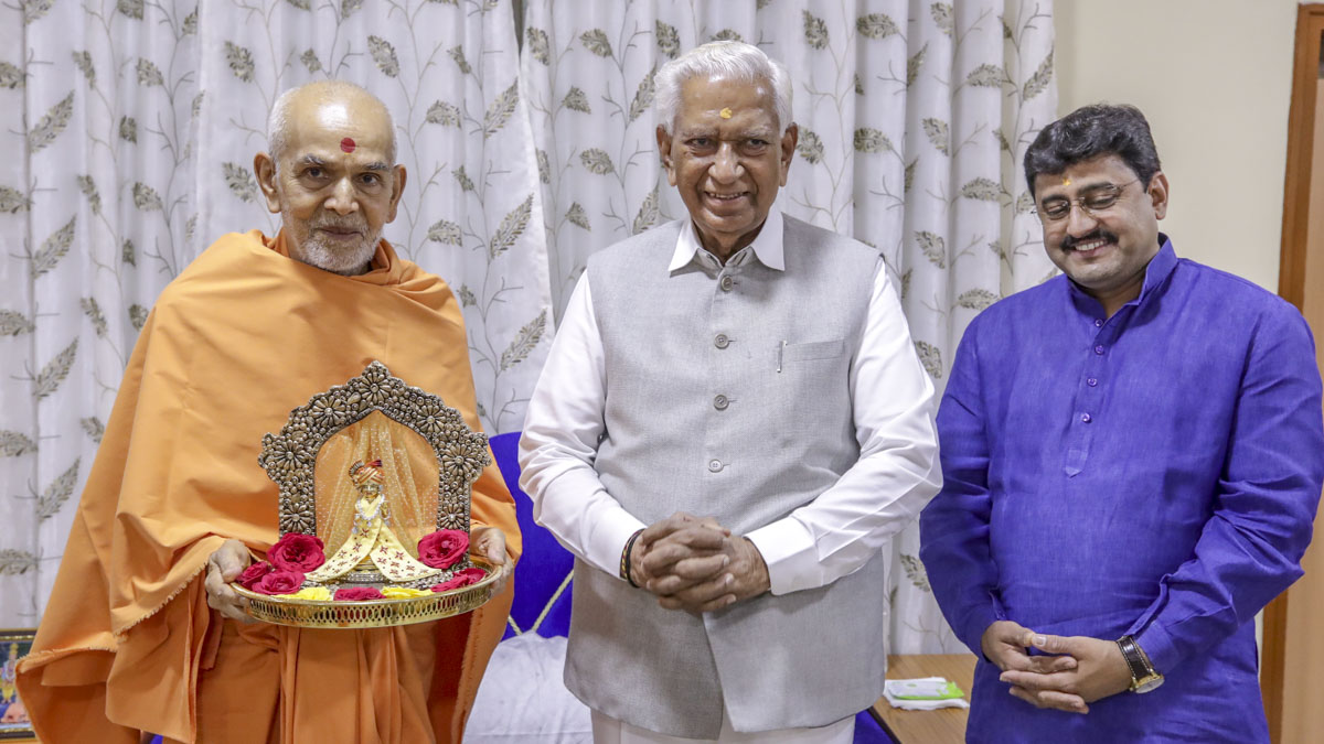Swamishri with Shri Vajubhai Vala, Governor of Karnataka, India