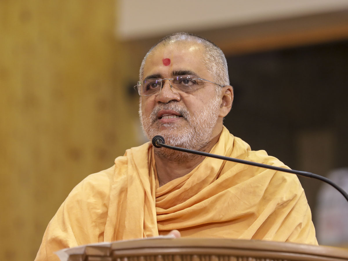 Shilnidhi Swami addresses the evening satsang assembly