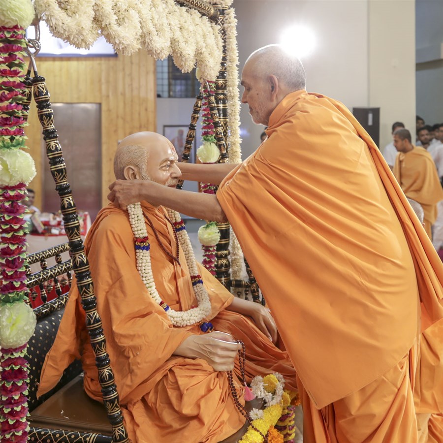 Swamishri honors Brahmaswarup Yogiji Maharaj on his birth anniversary