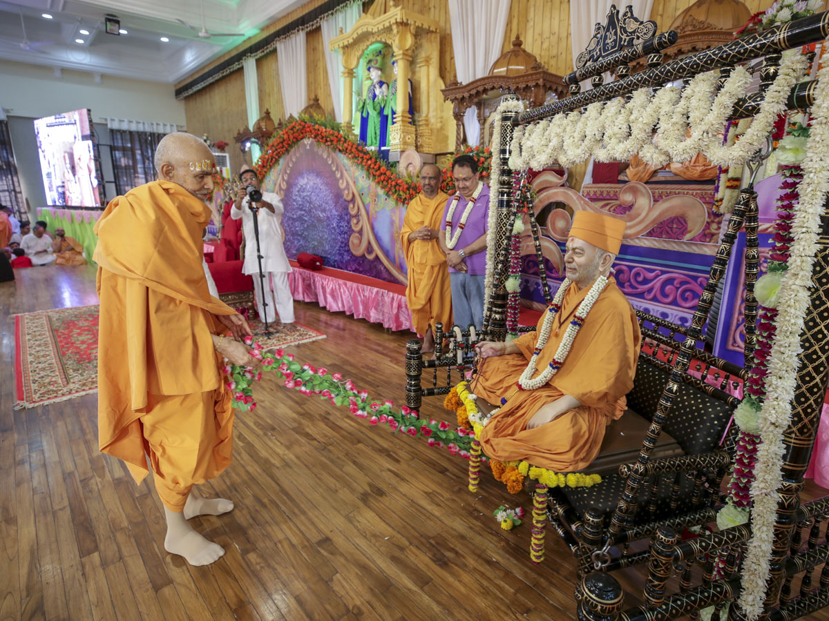 Swamishri swings Brahmaswarup Yogiji Maharaj in a hindolo